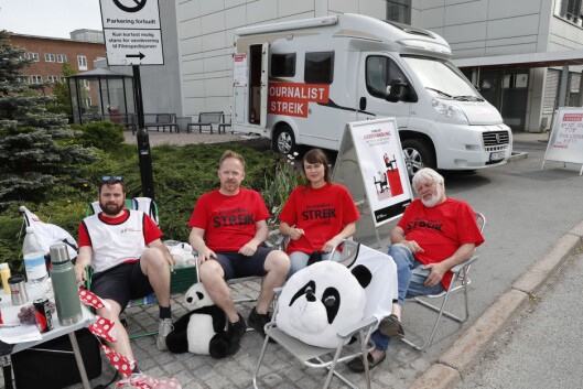 Fra venstre: Pål Solheimsnes, Oddvin Aune , Astrid Randen og Tomm Kristiansen er på plass som streikevakter siste fridag i pinsen. Fra venstre: Pål Solheimsnes, Oddvin Aune , Astrid Randen og Tomm Kristiansen er på plass som streikevakter siste fridag i pinsen.