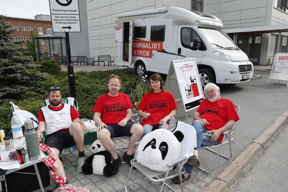 Fra venstre: Pål Solheimsnes, Oddvin Aune , Astrid Randen og Tomm Kristiansen er på plass som streikevakter siste fridag i pinsen. Fra venstre: Pål Solheimsnes, Oddvin Aune , Astrid Randen og Tomm Kristiansen er på plass som streikevakter siste fridag i pinsen.