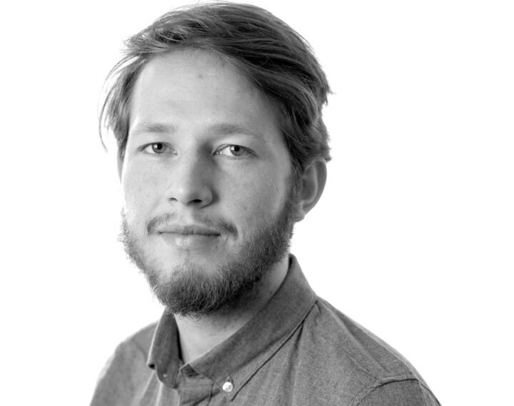 Gard Oterholm (20) er fast ansatt som journalist i Dagens Næringsliv. Foto: Mona Pedersen/Dagens Næringsliv