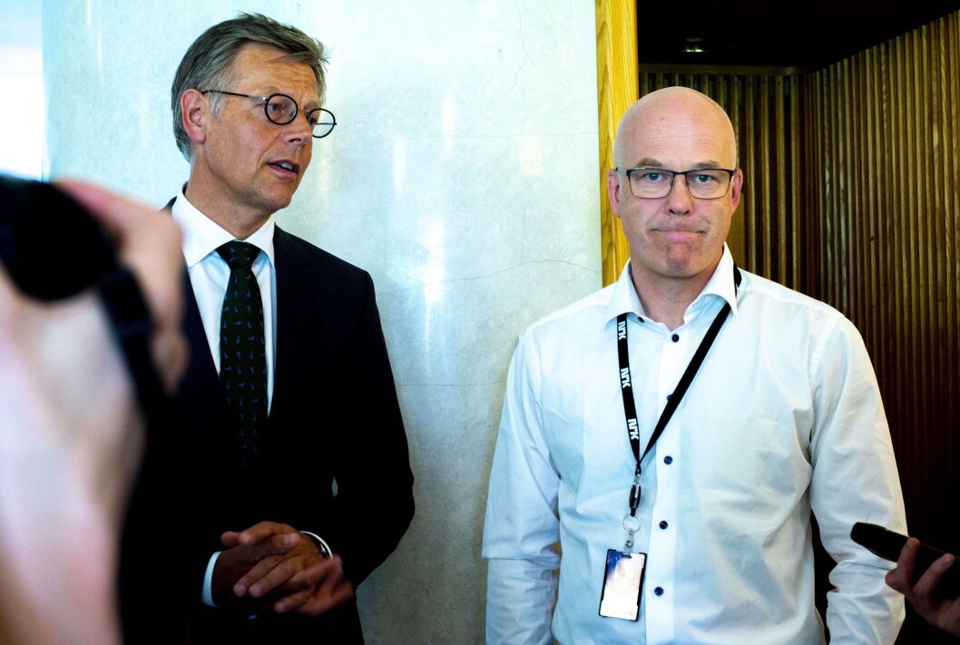 NRK-sjef Thor Gjermund Eriksen (t.h.) på streikens første dag. Til venstre juridisk direktør Olav Nyhus. NRK-sjef Thor Gjermund Eriksen (t.h.) på streikens første dag. Til venstre juridisk direktør Olav Nyhus.