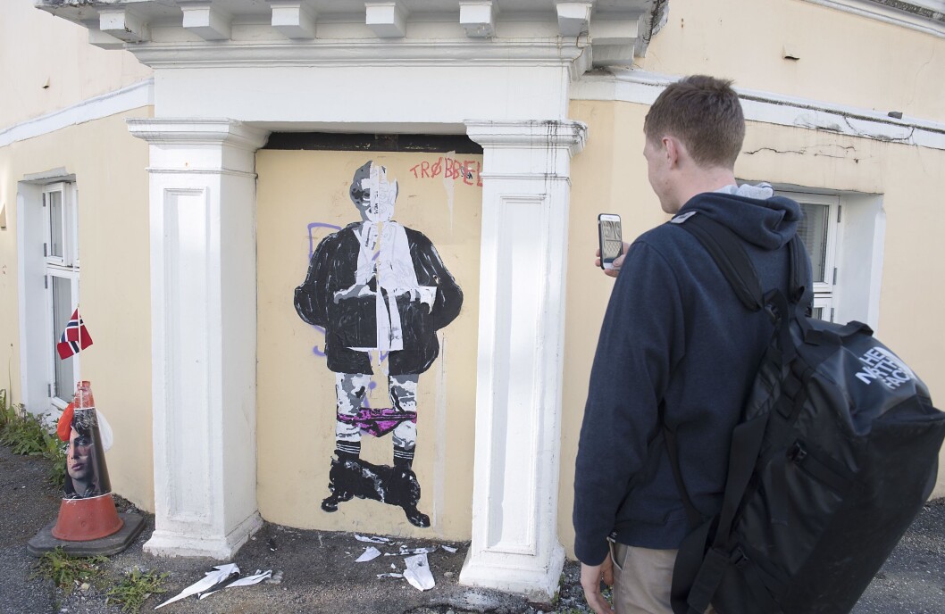 Kulturminister Trine Skei Grande, Venstre, er blitt malt på veggen i Fosswinkelsgate i Bergen. Kulturminister Trine Skei Grande, Venstre, er blitt malt på veggen i Fosswinkelsgate i Bergen.