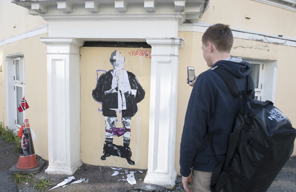 Kulturminister Trine Skei Grande, Venstre, er blitt malt på veggen i Fosswinkelsgate i Bergen.