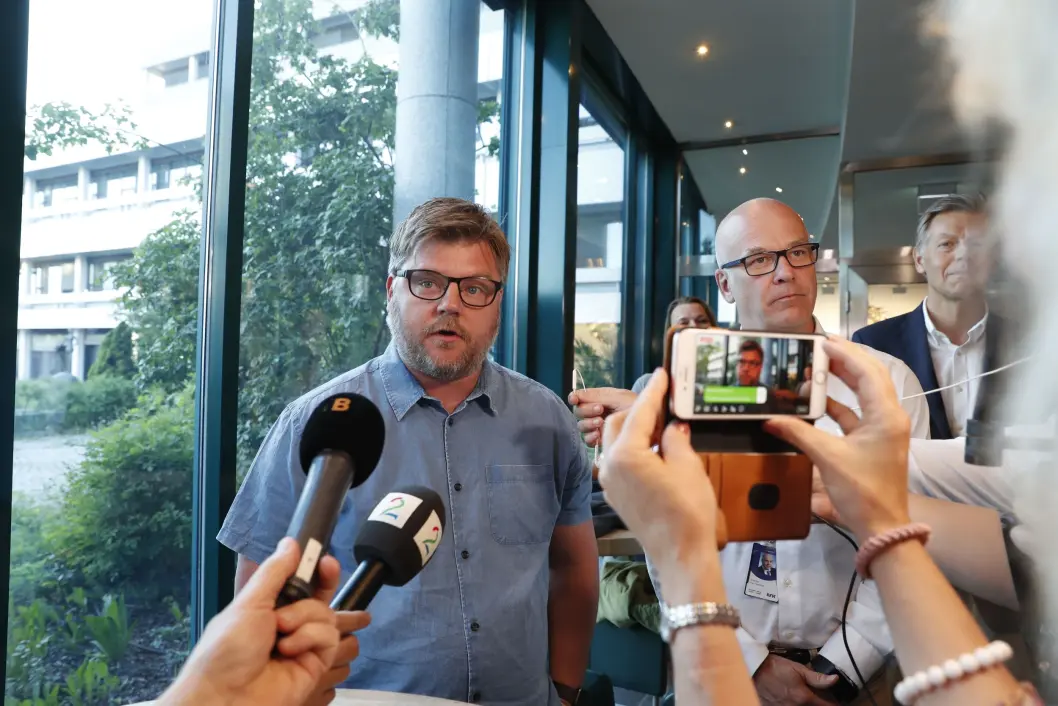 Kringkastingssjef Thor Gjermund Eriksen og NRK-journalistenes streikegeneral Rickard Aune møtte pressen onsdag kveld. Kringkastingssjef Thor Gjermund Eriksen og NRK-journalistenes streikegeneral Rickard Aune møtte pressen onsdag kveld.