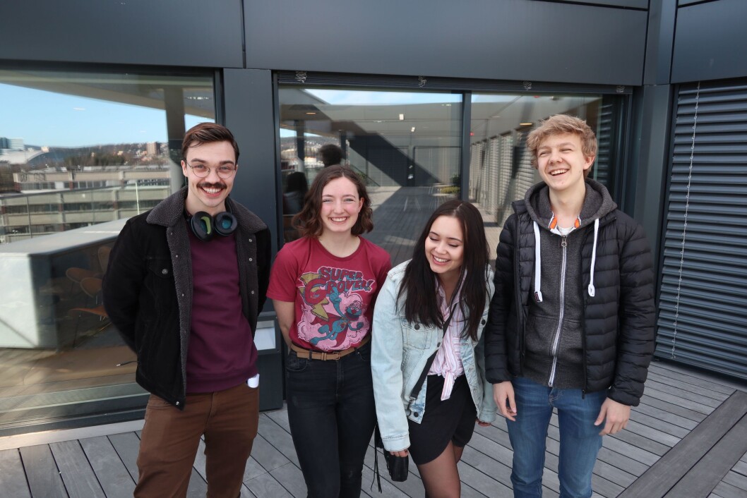 Disse fire spiller spill på Youtube for Dagbladet: Christopher Robin Omdal, Emilie Marty Bye, Bianca Nustad, Henrik Moe Wæhre. Foto: Marie Røssland/Dagbladet Disse fire spiller spill på Youtube for Dagbladet: Christopher Robin Omdal, Emilie Marty Bye, Bianca Nustad, Henrik Moe Wæhre. Foto: Marie Røssland/Dagbladet