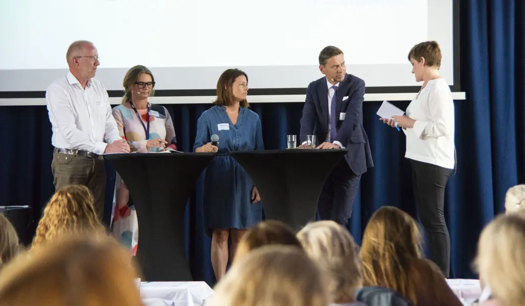 Arne Jensen, generalsekretær i Norsk Redaktørforening, Hilde Ebeltoft-Skaugrud, kommunikasjonssjef i NRK, Sarah Willand, organisasjons- og kommunikasjonsdirektør i TV2, Raul Grünthal i Schibsted og Veslemøy Østrem fra Aftenposten diskuterer #metoo. Foto: Eira Lie Jor Arne Jensen, generalsekretær i Norsk Redaktørforening, Hilde Ebeltoft-Skaugrud, kommunikasjonssjef i NRK, Sarah Willand, organisasjons- og kommunikasjonsdirektør i TV2, Raul Grünthal i Schibsted og Veslemøy Østrem fra Aftenposten diskuterer #metoo. Foto: Eira Lie Jor