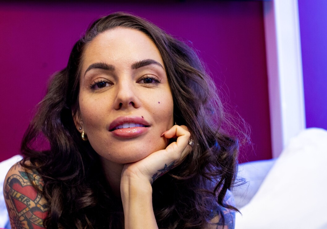 Triana Iglesias er som en slags mor for deltakerne i Paradise Hotel - og har vært programleder gjennom alle de ti norske sesongene av serien. Triana Iglesias er som en slags mor for deltakerne i Paradise Hotel - og har vært programleder gjennom alle de ti norske sesongene av serien.
