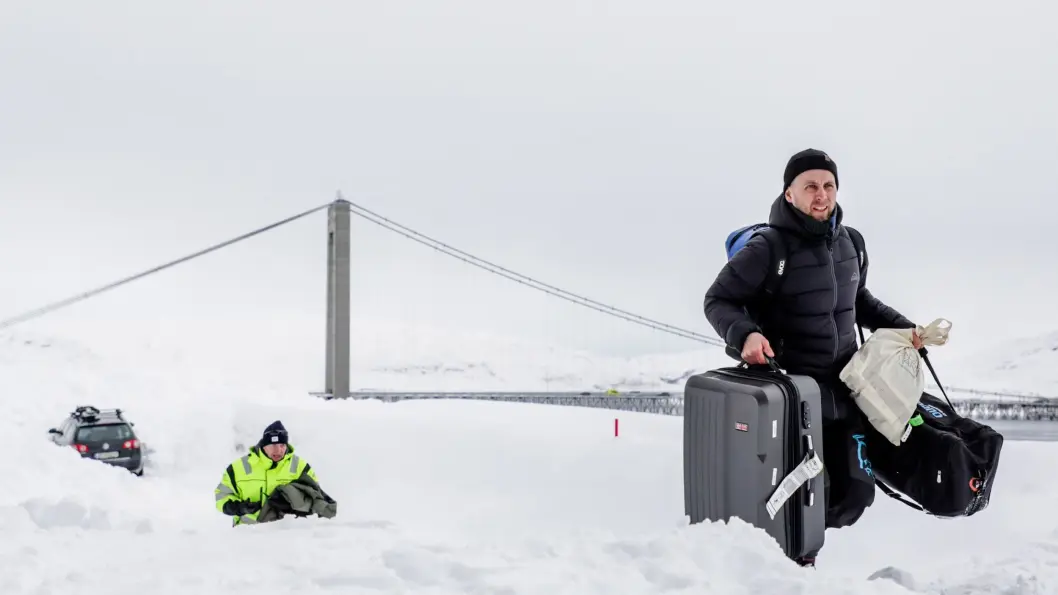 Her henter Øyvind Berg ut ting fra bilen hans som ble fanget i raset ved Stallogargotunnelen i Kvalsund kommune. Det er dokumentert av NRK-journalist Eskil Wie Furunes. Saken har blitt brukt av Amedia-redaktører som eksempel på at NRK kopierer og «stjeler» nyhetene deres, noe Wie Furunes mener ikke stemmer. Her henter Øyvind Berg ut ting fra bilen hans som ble fanget i raset ved Stallogargotunnelen i Kvalsund kommune. Det er dokumentert av NRK-journalist Eskil Wie Furunes. Saken har blitt brukt av Amedia-redaktører som eksempel på at NRK kopierer og «stjeler» nyhetene deres, noe Wie Furunes mener ikke stemmer.