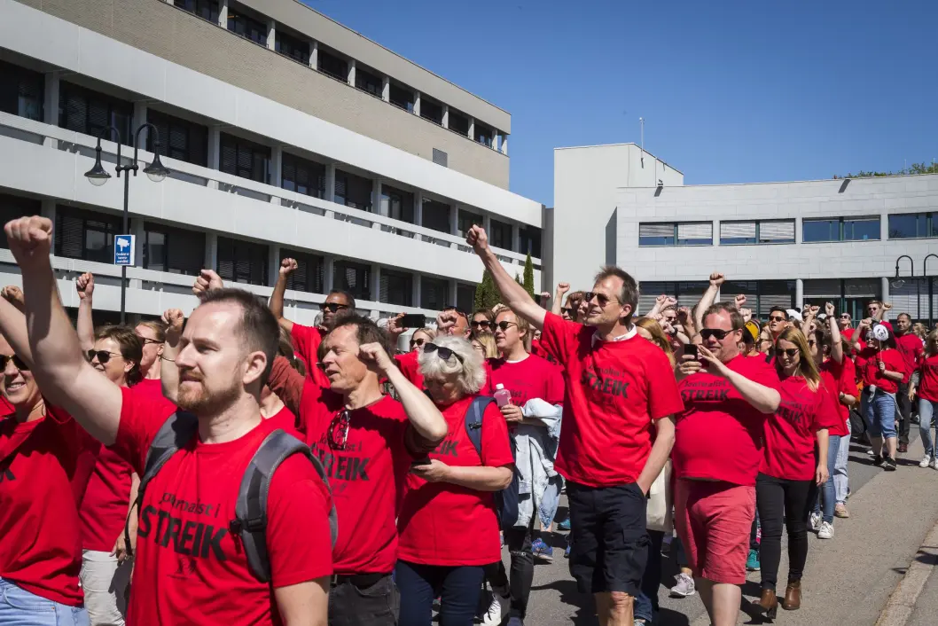 Skogbrann, rekordvarme og storstreik i NRK har definitivt også vært populære temaer i mediene den siste tiden. Men bare 13 prosent sier NRK-streiken gjorde inntrykk på dem. Bilde fra streiken i mai. Skogbrann, rekordvarme og storstreik i NRK har definitivt også vært populære temaer i mediene den siste tiden. Men bare 13 prosent sier NRK-streiken gjorde inntrykk på dem. Bilde fra streiken i mai.