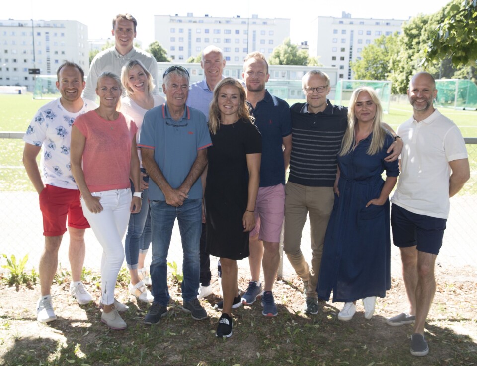 NRK og TV 2s reportere, eksperter og kommentatorer. Fra venstre: Andreas Stabrun Smith, Solveig Gulbrandsen, Carina Olset, Carl-Erik Torp (bak), Egil Drillo Olsen, Erik Thorstvedt, Helene Olafsen, Andreas Hagen, Øivind Alsaker, Julie Strømsvåg og Christian Nilssen. NRK og TV 2s reportere, eksperter og kommentatorer. Fra venstre: Andreas Stabrun Smith, Solveig Gulbrandsen, Carina Olset, Carl-Erik Torp (bak), Egil Drillo Olsen, Erik Thorstvedt, Helene Olafsen, Andreas Hagen, Øivind Alsaker, Julie Strømsvåg og Christian Nilssen.