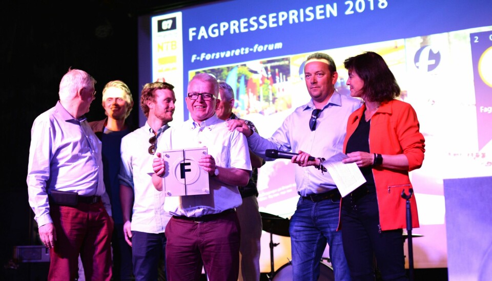 Forsvarets forum og redaktør Tor-Eigil Stordahl får kveldens hovedpris - til høyre juryleder Kjersti Løken Stavrum.