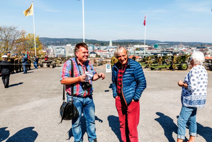 SIDEN 1984: Arnt Georg Arntzen dekker frigjøringsarrangement for Sørlandsavisen Kristiansand. Arne Tumyr rekrutterte ham i 1984 som bryllupsfotograf til avisen Sørlandet. – Den sommeren reiste jeg bare rundt og tok bilder av folk som skulle gifte seg. «Unnskyld, jeg skulle gjerne hatt bilde av dere til Sørlandet». Jeg lurer på om jeg har tatt 4.000 bryllupsbilder, ler Arntzen.