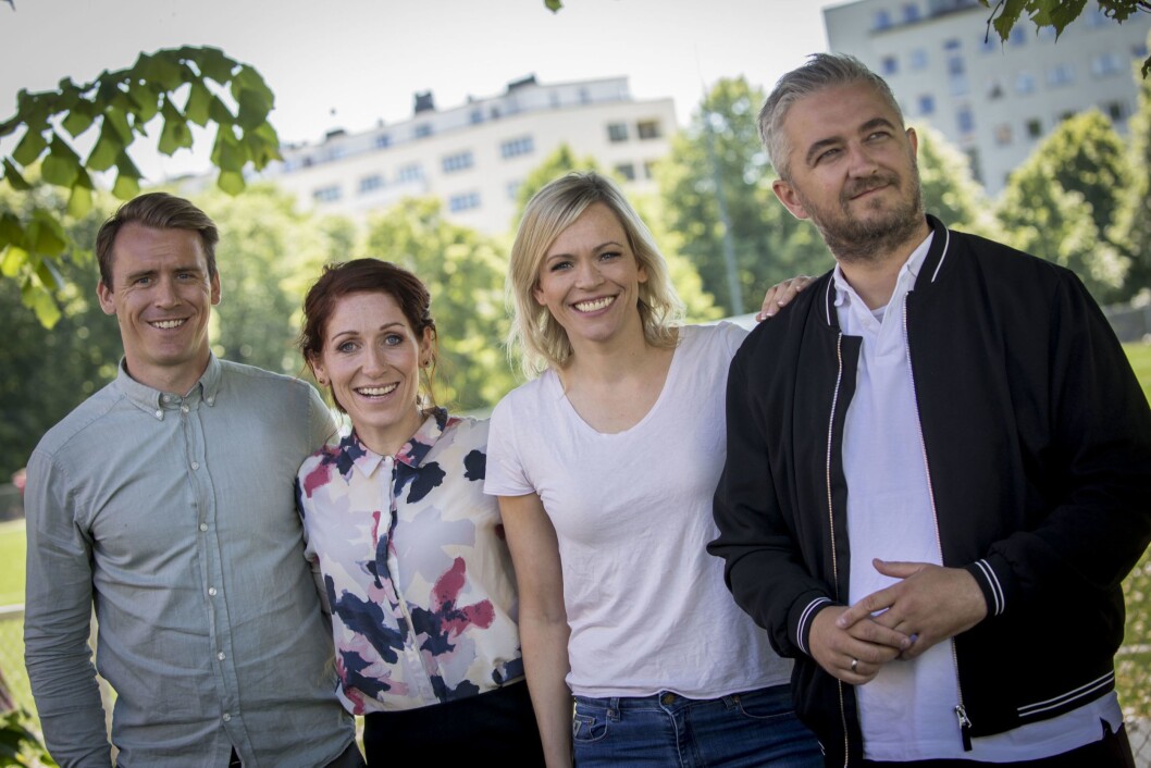 Lise Klaveness (nummer to fra venstre) reiser til Russland for NRK, og skal som første kvinne kommentere fotball-VM for herrer. Her sammen med Carina Olset, Carl-Erik Torp (t.v.) og Aleksander Schau, som skal lede TV2s fotballsendinger. Foto: NRK Lise Klaveness (nummer to fra venstre) reiser til Russland for NRK, og skal som første kvinne kommentere fotball-VM for herrer. Her sammen med Carina Olset, Carl-Erik Torp (t.v.) og Aleksander Schau, som skal lede TV2s fotballsendinger. Foto: NRK