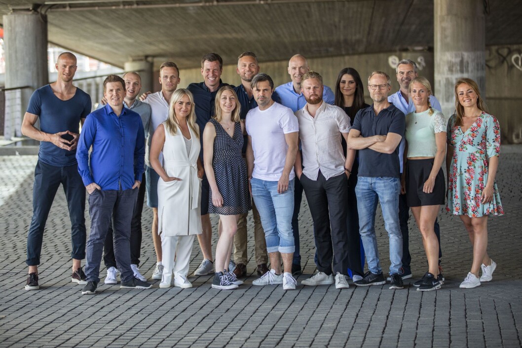 VM-laget til TV 2. F.v. Brede Hangeland (fotball-ekspert), Kasper Wikestad (kommentator), Endre Olav Osnes (kommentator), Simen Stamsø Møller (kommentator og og fotball-ekspert), Julie Strømsvg (programleder). Jesper Mathisen (fotball-ekspert), Mina Finstad Berg (blogger og VM-ekspert), Jon Hartvig Børrestad (programleder), Jan-Henrik Børslid (programleder og reporter), Erik Thorstvedt (fotball-ekspert), Marius Skjelbæk (kommentator), Ingrid Halstensen (reporter), Øyvind Alsaker (kommentator), Petter Myhre (fotball-ekspert), Solveig Gulbrandsen (fotball-ekspert) og Helene Olafsen (reporter). VM-laget til TV 2. F.v. Brede Hangeland (fotball-ekspert), Kasper Wikestad (kommentator), Endre Olav Osnes (kommentator), Simen Stamsø Møller (kommentator og og fotball-ekspert), Julie Strømsvg (programleder). Jesper Mathisen (fotball-ekspert), Mina Finstad Berg (blogger og VM-ekspert), Jon Hartvig Børrestad (programleder), Jan-Henrik Børslid (programleder og reporter), Erik Thorstvedt (fotball-ekspert), Marius Skjelbæk (kommentator), Ingrid Halstensen (reporter), Øyvind Alsaker (kommentator), Petter Myhre (fotball-ekspert), Solveig Gulbrandsen (fotball-ekspert) og Helene Olafsen (reporter).