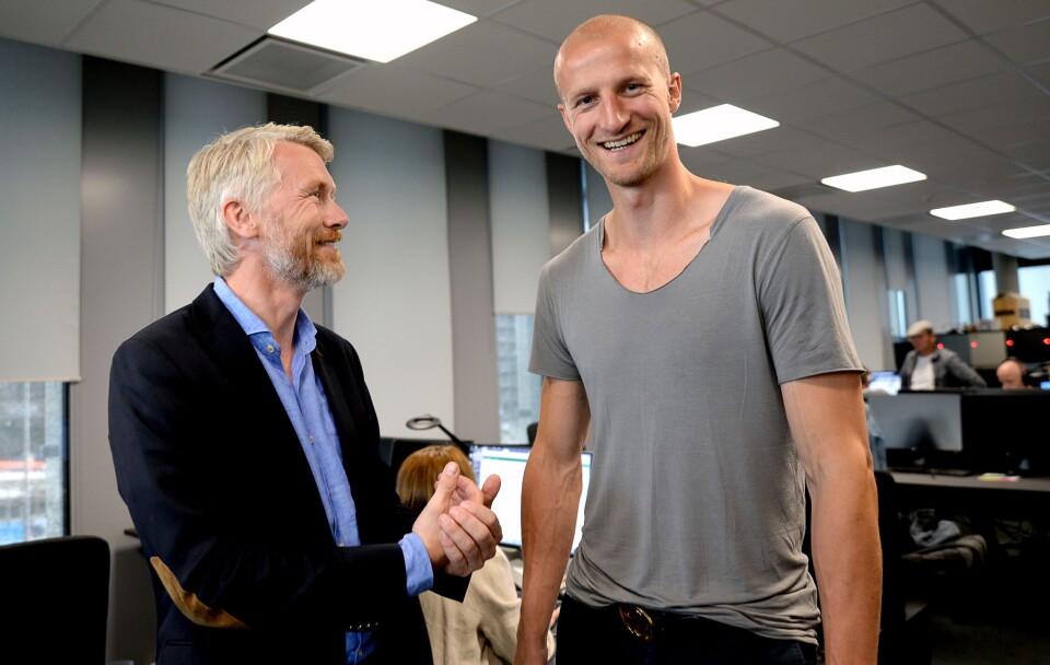 JUBEL: TV 2-sjef Olav Sandnes og fotballekspert Brede Hangeland gledet seg over fotballseieren fredag. JUBEL: TV 2-sjef Olav Sandnes og fotballekspert Brede Hangeland gledet seg over fotballseieren fredag.