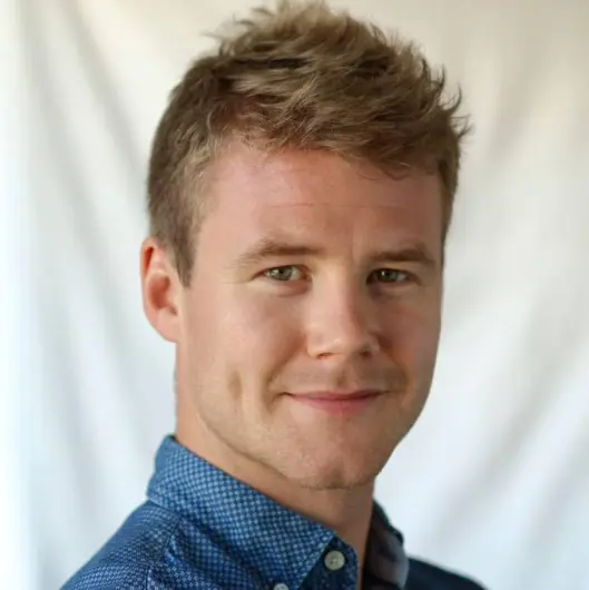 Fredrik Solbu Jullumstrø er fast ansatt i NRK Direkte. Fredrik Solbu Jullumstrø er fast ansatt i NRK Direkte.