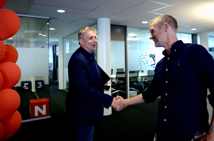 Kritikk og sluttpakke til tross: Jon Hernæs sier han kan ta alle i hånda på vei ut fra Discovery. Og på vei til fotografering etter intervjuet kom programdirektør Eivind Landsverk forbi med gode ord.