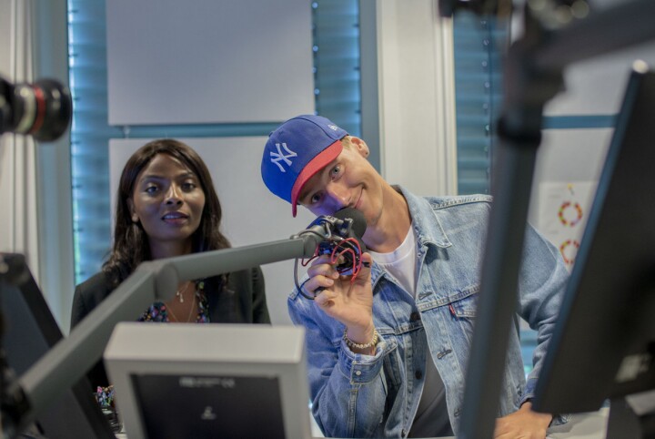 Daniel Horgen og Matunda Bigirimana har fått montert nytt kamerautstyr i studio, og er klare for å levere ettermiddagssendinger med høyere underholdningsfaktor.