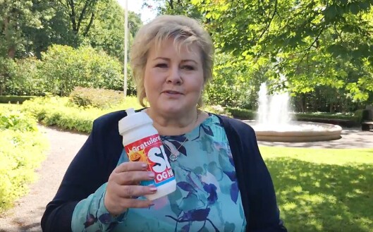 Statminister Erna Solberg fikk kaste den første flaskeposten. Statminister Erna Solberg fikk kaste den første flaskeposten.