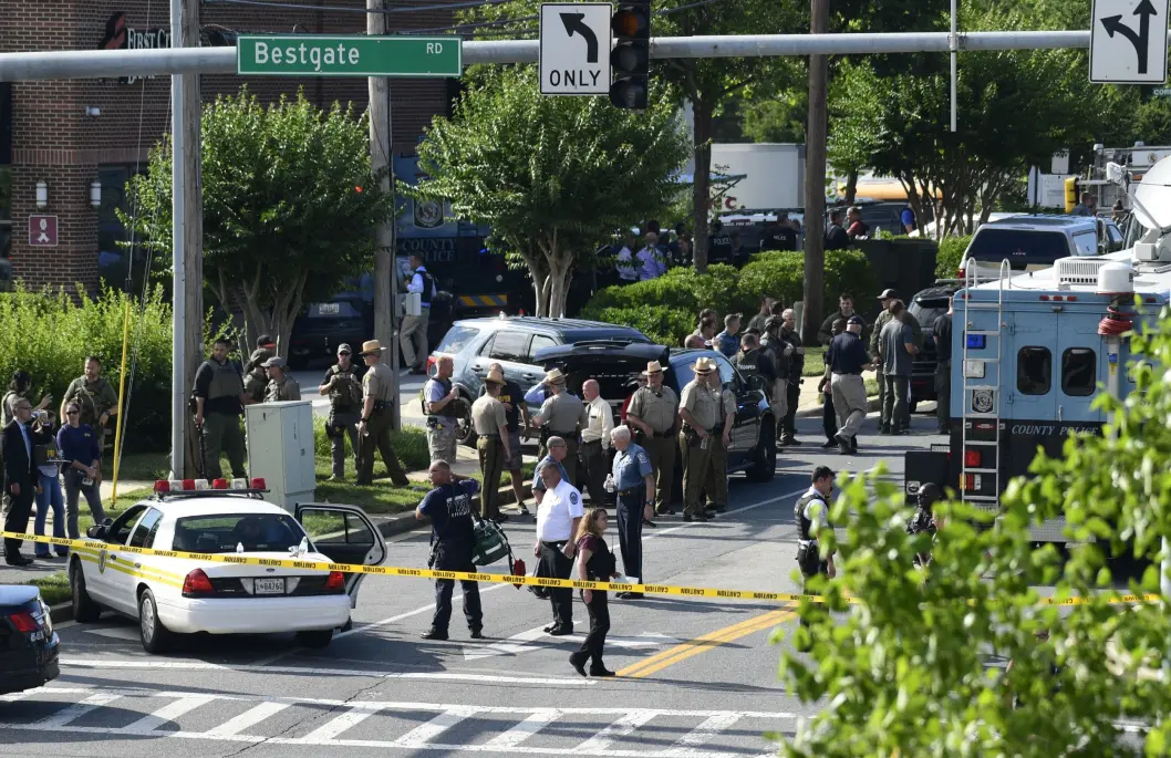 Politiet sikrer stedet rundt avisen Capital Gazette i Annapolis. Politiet sikrer stedet rundt avisen Capital Gazette i Annapolis.