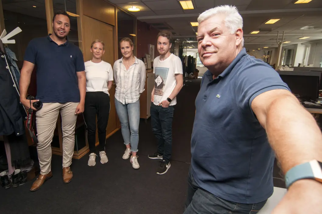 Fra venstre: Emi Kjeldsberg, Maiken Amanda Brennås, Guro Kristoffersen Lysnes, Stian Joachim Olsen og Tore Ulabrand Johansen. Sommervikarene Marie Skonseng og Birgitte Jørstad Thoresen var ikke til stede da bildet ble tatt. Fra venstre: Emi Kjeldsberg, Maiken Amanda Brennås, Guro Kristoffersen Lysnes, Stian Joachim Olsen og Tore Ulabrand Johansen. Sommervikarene Marie Skonseng og Birgitte Jørstad Thoresen var ikke til stede da bildet ble tatt.