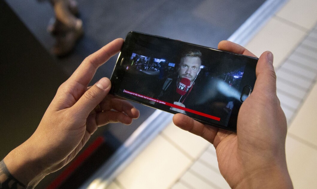 Lee Sriburom følger redningsaksjonen i Thailand, der flere gutter er fanget i en grotte, live på mobilen fra sin arbeidplass på Oslo S. Lee Sriburom følger redningsaksjonen i Thailand, der flere gutter er fanget i en grotte, live på mobilen fra sin arbeidplass på Oslo S.