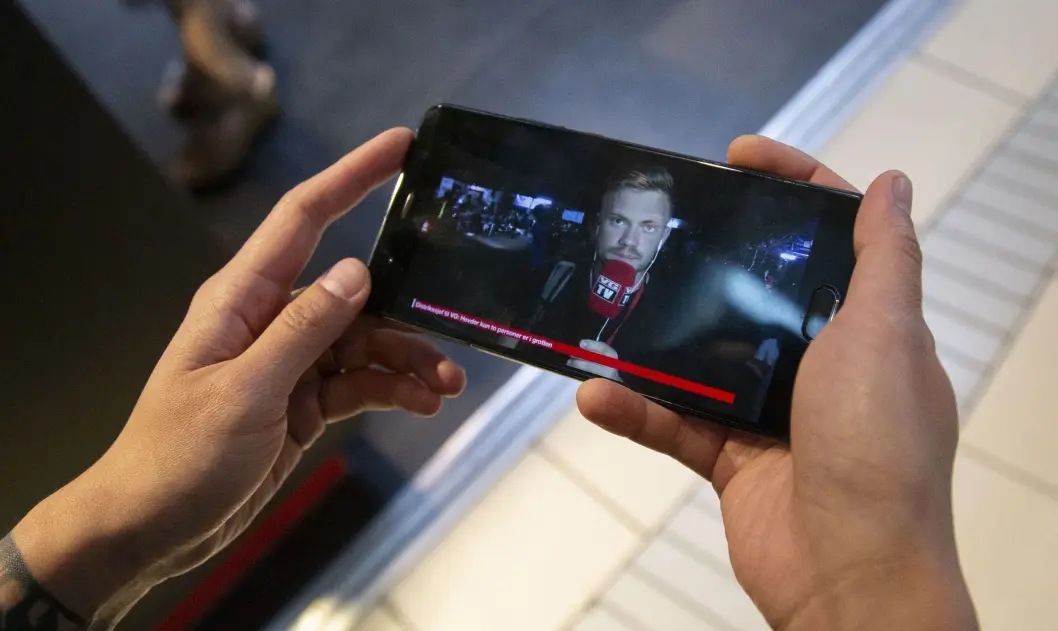 Lee Sriburom følger redningsaksjonen i Thailand, der flere gutter er fanget i en grotte, live på mobilen fra sin arbeidplass på Oslo S. Lee Sriburom følger redningsaksjonen i Thailand, der flere gutter er fanget i en grotte, live på mobilen fra sin arbeidplass på Oslo S.