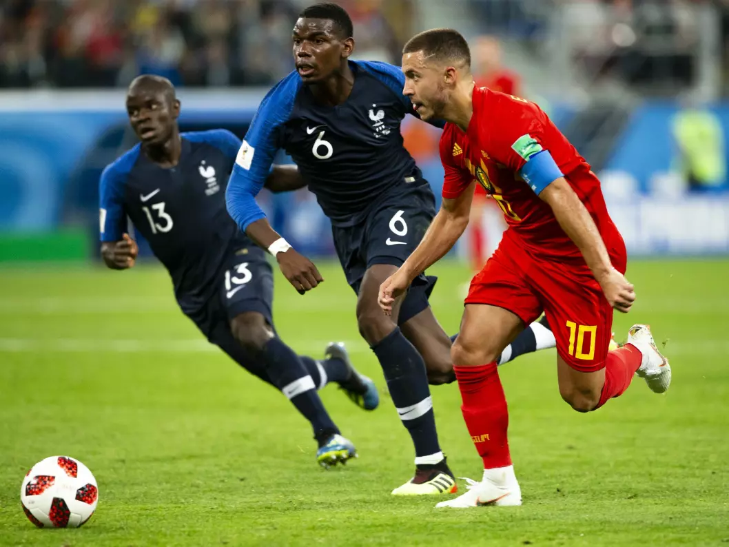 Frankrike - Belgia (1-0). Frankrikes N'Golo Kante (t.v.) og Paul Pogba løper etter Eden Hazard i VM-kampen i fotball mellom Frankrike og Belgia på Sankt Petersburg Stadion.