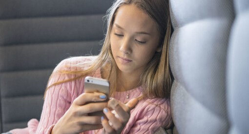 Seks av 10 foreldre snoker i barnas mobiler - uten at ungene vet om det