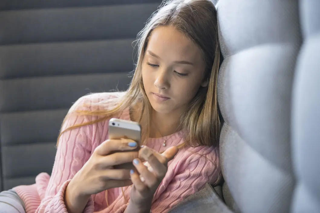Hele seks av ti foreldre oppgir i en ny undersøkelse at de har sjekket barnas mobiltelefoner uten at ungene vet det. Illustrasjonsfoto Hele seks av ti foreldre oppgir i en ny undersøkelse at de har sjekket barnas mobiltelefoner uten at ungene vet det. Illustrasjonsfoto