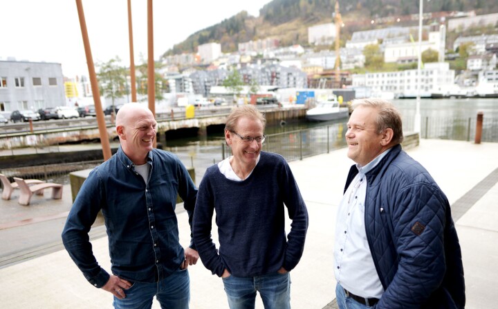 Kenneth Dahling, dagleg leiar for dei tre bydelsavisene Åsane Tidende, Sydvesten og Fanaposten, saman med eigar og Media Bergen-sjef Ove Grønnevik og Fanaposten sin redaktør, Ståle Melhus.
