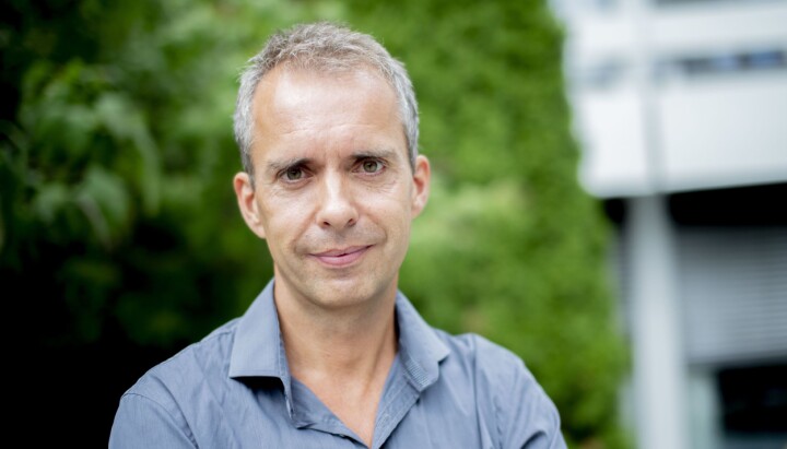 TÅREVÅTT: Rett før han møter Medier24 har Jarle Roheim Håkonsen fått mange lange klemmer fra gode kollegaer gjennom mange år. Noen tårer ble det også.