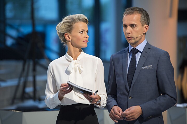I KJENT STIL: Du får trolig ikke se Jarle Roheim Håkonsen som programleder foran kameraet under neste valgkamp, men han blir nok å finne i kulissene likevel. Her fra NRKs partilederdebatt i Bergen, sammen med kollega Ingunn Solheim.