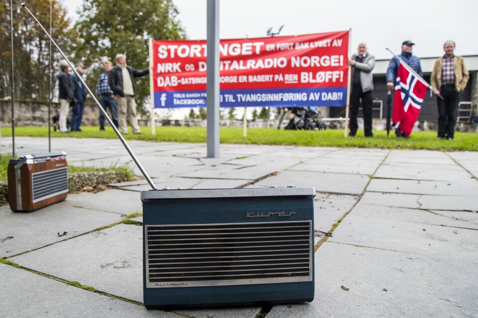To gamle Kurér FM radioer er plassert på bakken av motstandere av tvangsinnføring av DAB nettet utenfor Tryvannstårnet i anledning overføring fra FM-nettet til DAB i Østfold, Vestfold, Oslo, Akershus for NRK. Foto: Heiko Junge / NTB scanpix