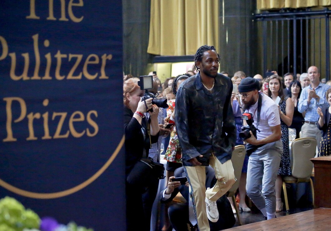 Kendrick Lamar syntes det var helt greit å bli fotografert da han vant en av de gjeveste journalistiske prisene, Pulitzer-prisen for musikk, i mai i år. Under tre måneder senere nekter han norsk presse tilgang under sin Øya-konsert. Kendrick Lamar syntes det var helt greit å bli fotografert da han vant en av de gjeveste journalistiske prisene, Pulitzer-prisen for musikk, i mai i år. Under tre måneder senere nekter han norsk presse tilgang under sin Øya-konsert.