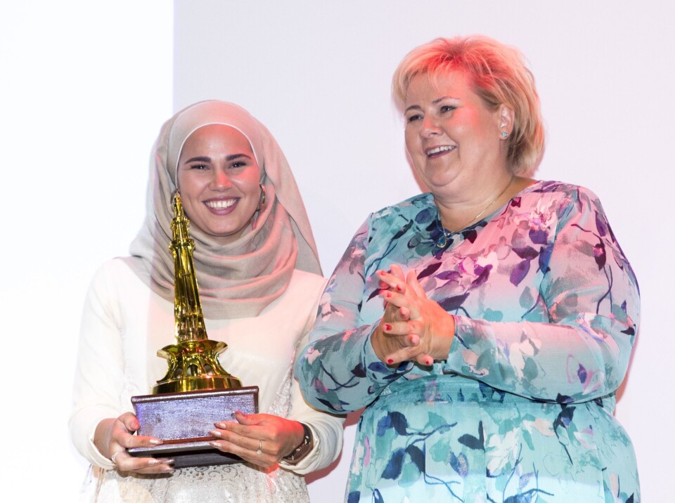 Skuespilleren Iman Meskini t.v. mottar Brobyggerprisen 2018. Statsministeren står for utdelingen av 14. augustkomiteens Brobyggerpris i forbindelse med feiringa av Pakistans nasjonaldag.Foto: Terje Pedersen / NTB scanpix Skuespilleren Iman Meskini t.v. mottar Brobyggerprisen 2018. Statsministeren står for utdelingen av 14. augustkomiteens Brobyggerpris i forbindelse med feiringa av Pakistans nasjonaldag.Foto: Terje Pedersen / NTB scanpix