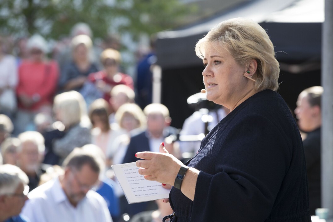 Solberg på Høyres partitiime på Kanalplassen i Arendal. Solberg på Høyres partitiime på Kanalplassen i Arendal.