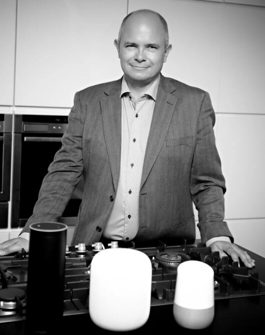 De nye smarthøyttalerne vil typisk bli brukt på kjøkkkenten tror daglig leder i nyopprettede Norsk Radio AS, Ole Jørgen Torvmark. Eksempler på smarthøyttalerne som er ventet til Norge innen kort tid er fra v. Amazon Echo, Apple HomePod og Google Home. De nye smarthøyttalerne vil typisk bli brukt på kjøkkkenten tror daglig leder i nyopprettede Norsk Radio AS, Ole Jørgen Torvmark. Eksempler på smarthøyttalerne som er ventet til Norge innen kort tid er fra v. Amazon Echo, Apple HomePod og Google Home.