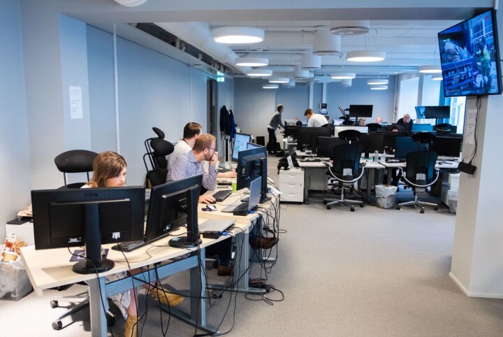 Desken, med utsikt til bde nyhetsavdelinga og debatt, utvikling og sport. På desken: Vaktsjef Trine Stavsberg, frontsjef Morten Karlsen og vaktsjef Bjørn Vegar Digre.