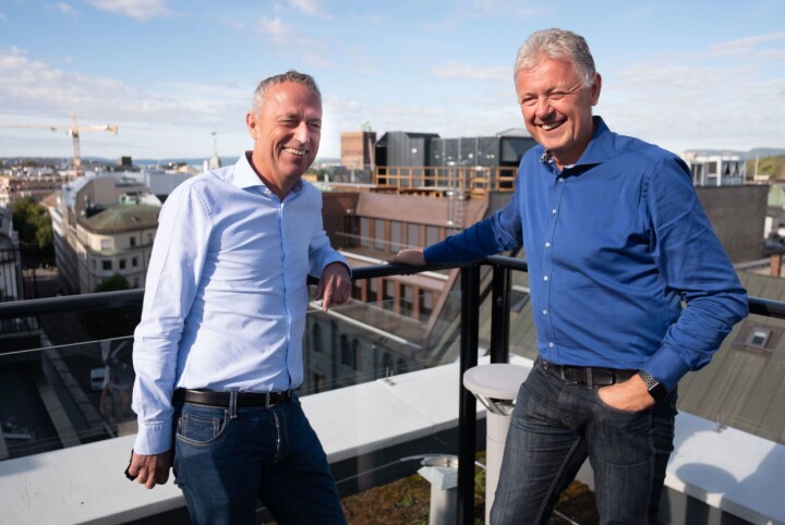 Gunnar Stavrum, ansvarlig redaktør og direktør i Nettavisen sammen med Are Stokstad, administrerende direktør i Amedia, på toppen av Amedia-bygget. I bakgrunnen skimtes de gamle lokalene til Nettavisen.
