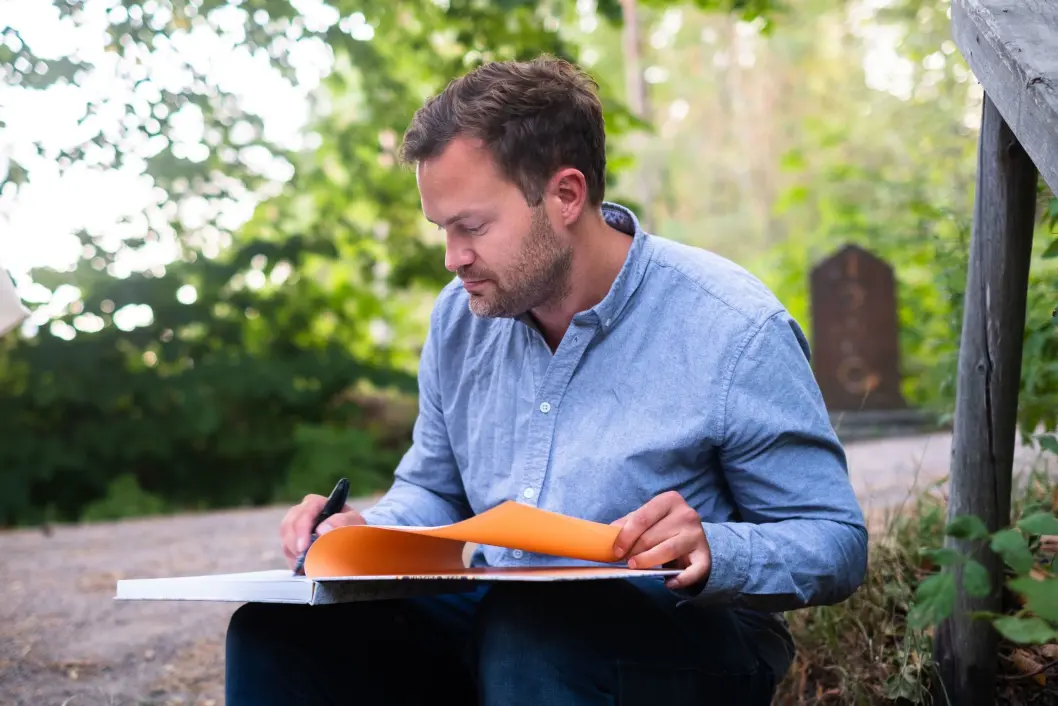 Vårt Land-fotograf Erlend Berge signerer bøker under lanseringa av «Sjå, eg kjem snart!» tirsdag. Foto: Ole Gunnar Onsøien Vårt Land-fotograf Erlend Berge signerer bøker under lanseringa av «Sjå, eg kjem snart!» tirsdag. Foto: Ole Gunnar Onsøien