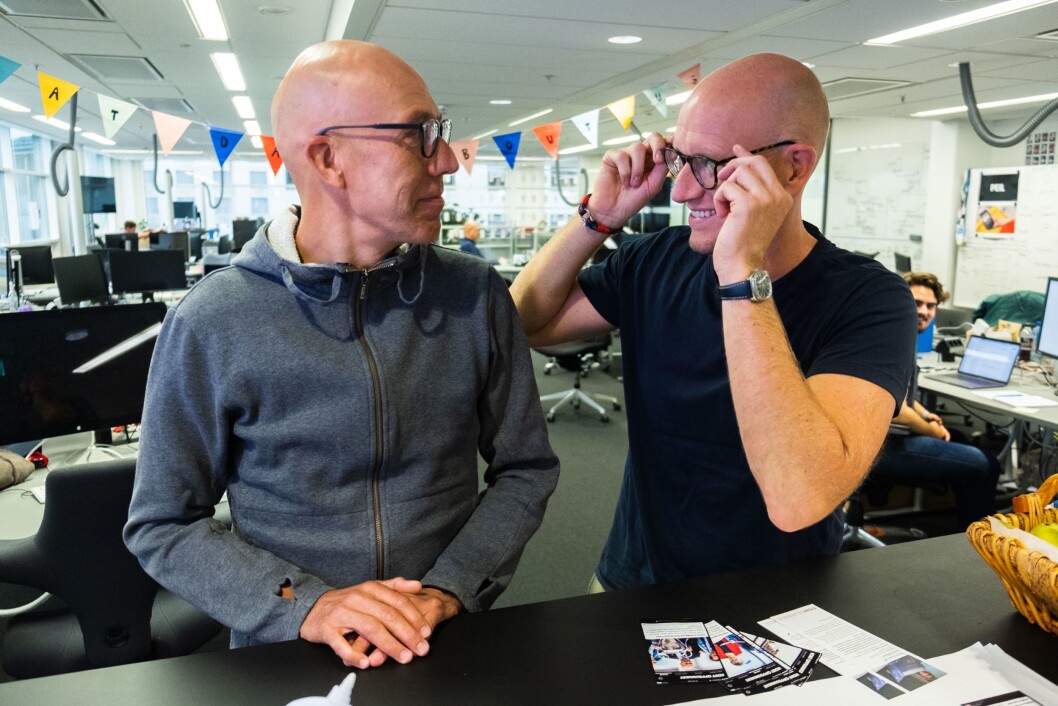 Produktsjef for Peil, Geir Larsen (t.v.) bruker ikke egentlig briller, men får låne et par til anledningen: fotografering med brillebruker og utviklingsredaktør i VG, Ola Stenberg. Produktsjef for Peil, Geir Larsen (t.v.) bruker ikke egentlig briller, men får låne et par til anledningen: fotografering med brillebruker og utviklingsredaktør i VG, Ola Stenberg.