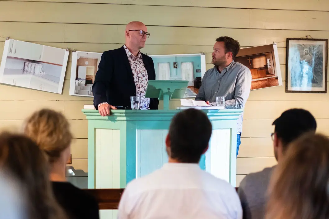 Vårt Land-journalist Kjell Kvamme (t.v.) i debatt med Vårt Land-fotograf Erlend Berge under lanseringa av «Sjå, eg kjem snart!» tirsdag. Vårt Land-journalist Kjell Kvamme (t.v.) i debatt med Vårt Land-fotograf Erlend Berge under lanseringa av «Sjå, eg kjem snart!» tirsdag.