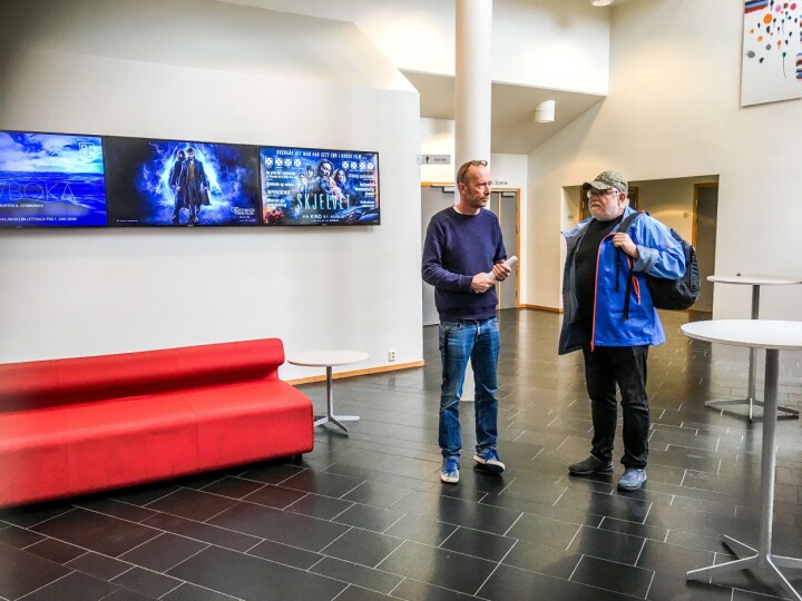 Lars Rekaa og leder i den lokale filmklubben Petter Røren klare for å lage sak fra kinoen.