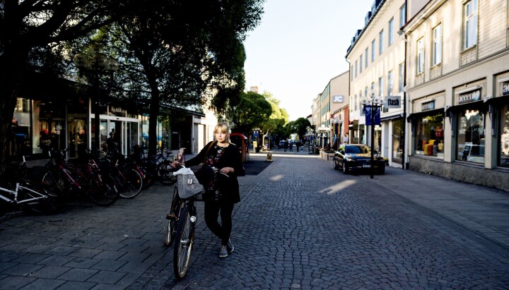 Ingela Persson triller sykkelen gjennom Storgatan i Östersund.
