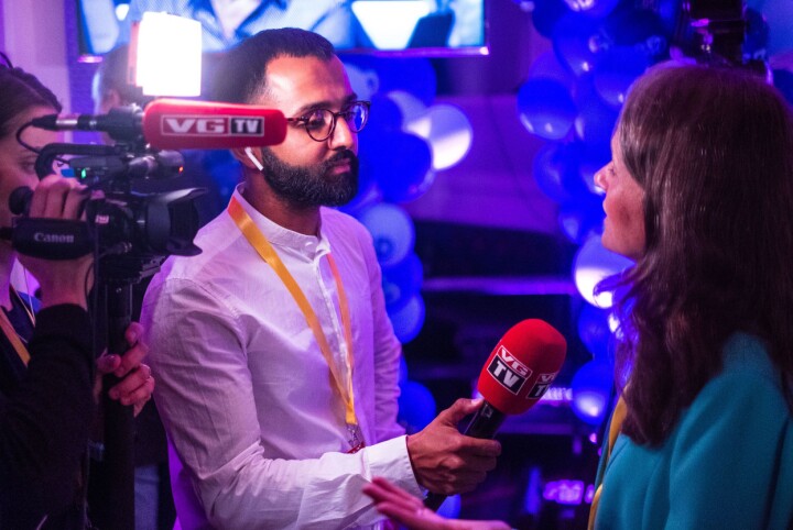 Ahmed Fawad Ashraf intervjuer VGs politiske redaktør Hanne Skartveit på Sverigedemokratarnas valgvake i Stockholm tidligere i høst.