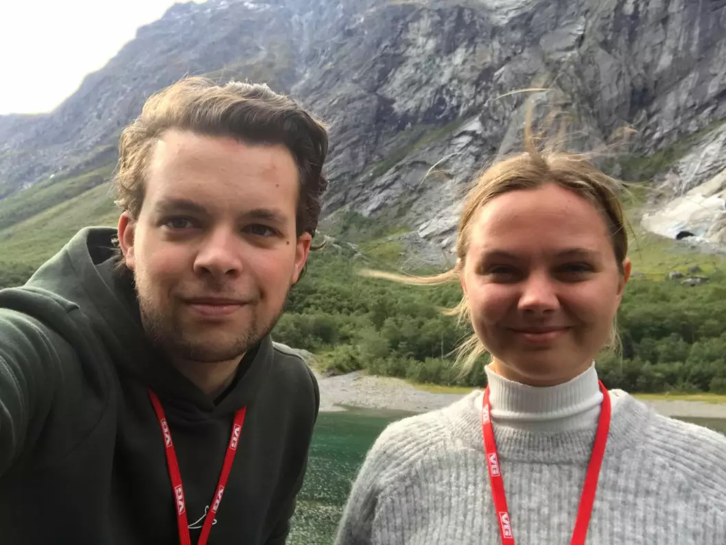 VGs Torstein Bøe og Andrea Rognstrand på plass i Romsdal, med Mannen i bakgrunnen. Foto: Privat