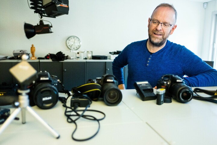 Teknisk ansvarlig: Øyvind Bratt, her fotografert med kameraene han holder styr på til utlån for frilanserne i avisa.