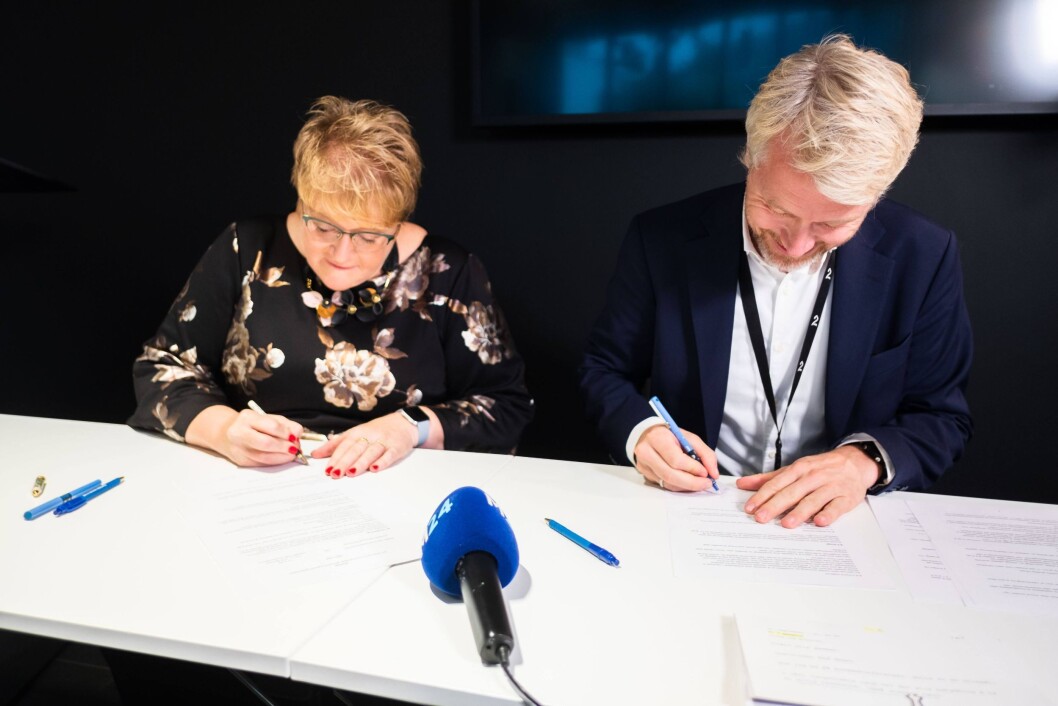 Kutlurminister Trine Skei Grande og TV 2-sjef Olav Sandnes signerer avtalen. Kutlurminister Trine Skei Grande og TV 2-sjef Olav Sandnes signerer avtalen.