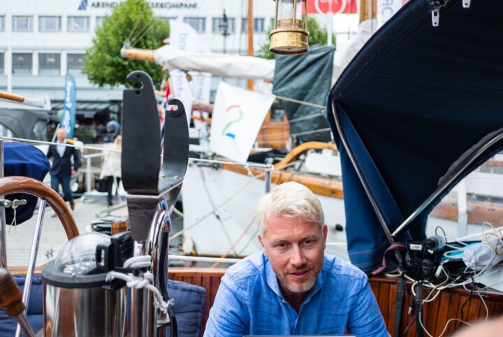 Olav T. Sandnes ombord i TV 2-skuta under Arendalsuka.