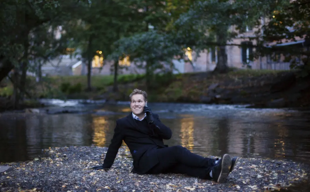 Sondre Rahm (28) går fra Akersgata og til konkurrentene i Aller, der han tiltrer i rollen som videoprodusent og vil være en sentral brikke i konsernets satsing på levende bilder. Sondre Rahm (28) går fra Akersgata og til konkurrentene i Aller, der han tiltrer i rollen som videoprodusent og vil være en sentral brikke i konsernets satsing på levende bilder.